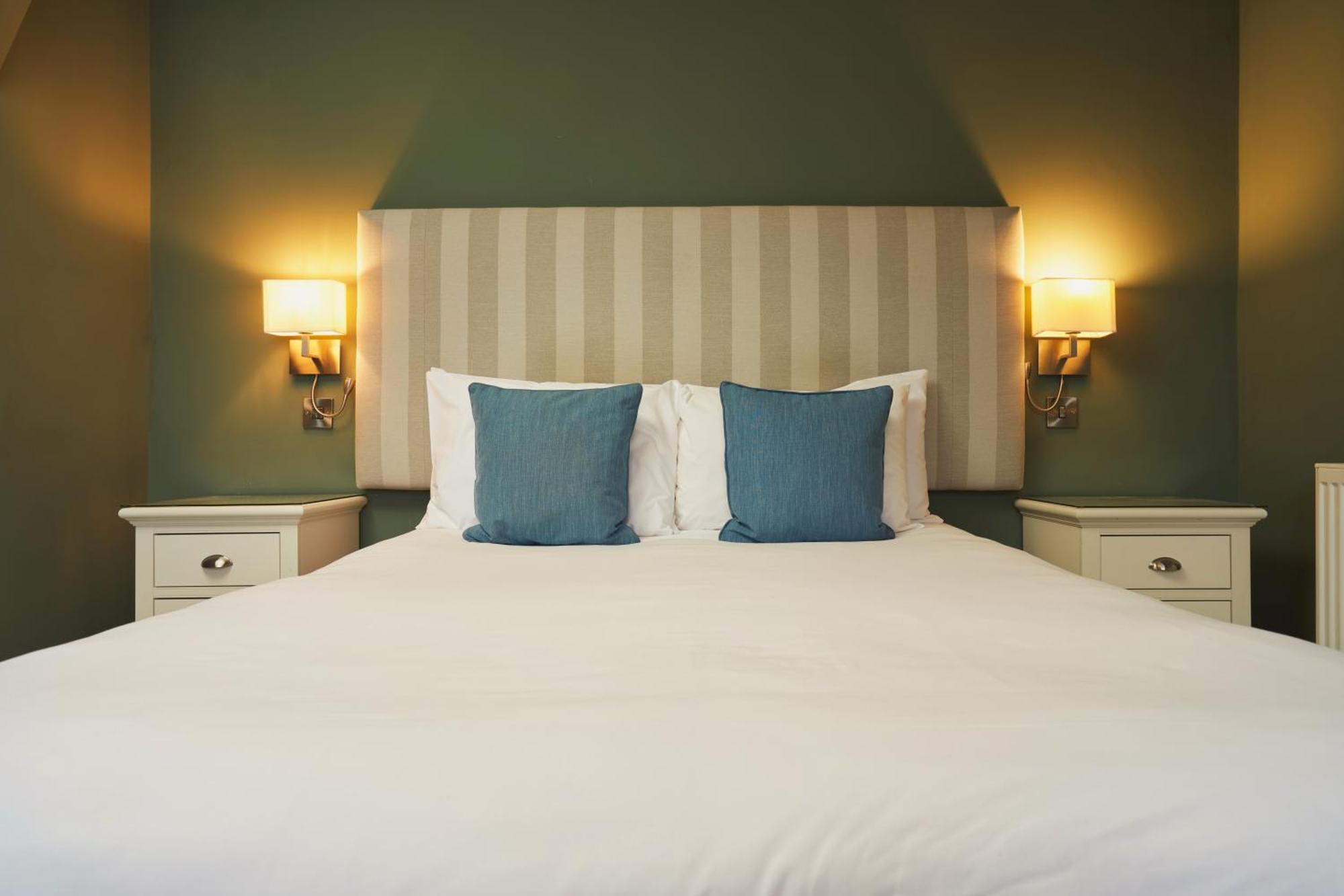 Отель Rose And Crown Yealmpton Экстерьер фото