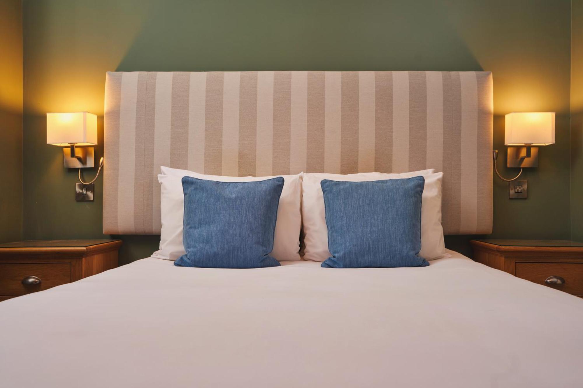Отель Rose And Crown Yealmpton Экстерьер фото